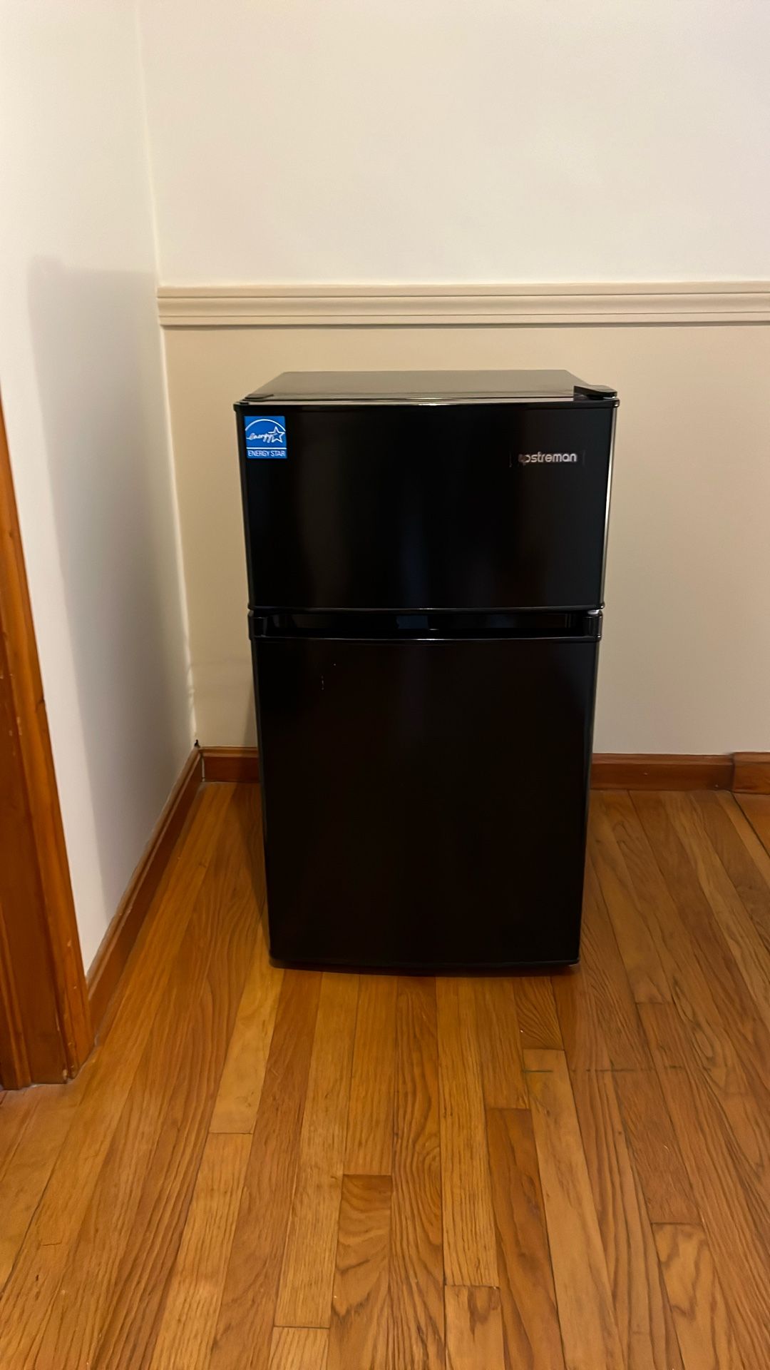 Upstream mini fridge with freezer