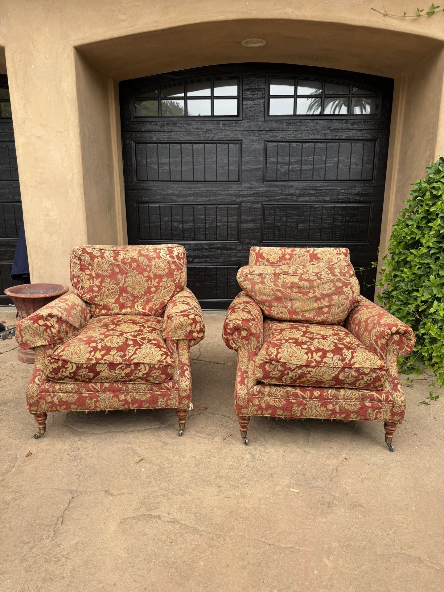 2 Sitting chairs