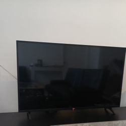 43" Smart TV LG  + Remote Control