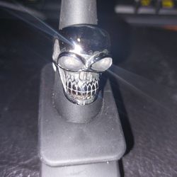 Stainless Skull Ring Sz 10.   29mm
