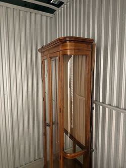FREE! Elegant Pulaski Wooden Curio Cabinet / Display Case (Built-in Light)