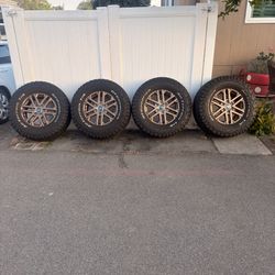 Vendo rines con llantas usadas #18 para Tacoma o tundra