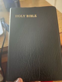 VINTAGE 1981 ILLUSTRATED BIBLE