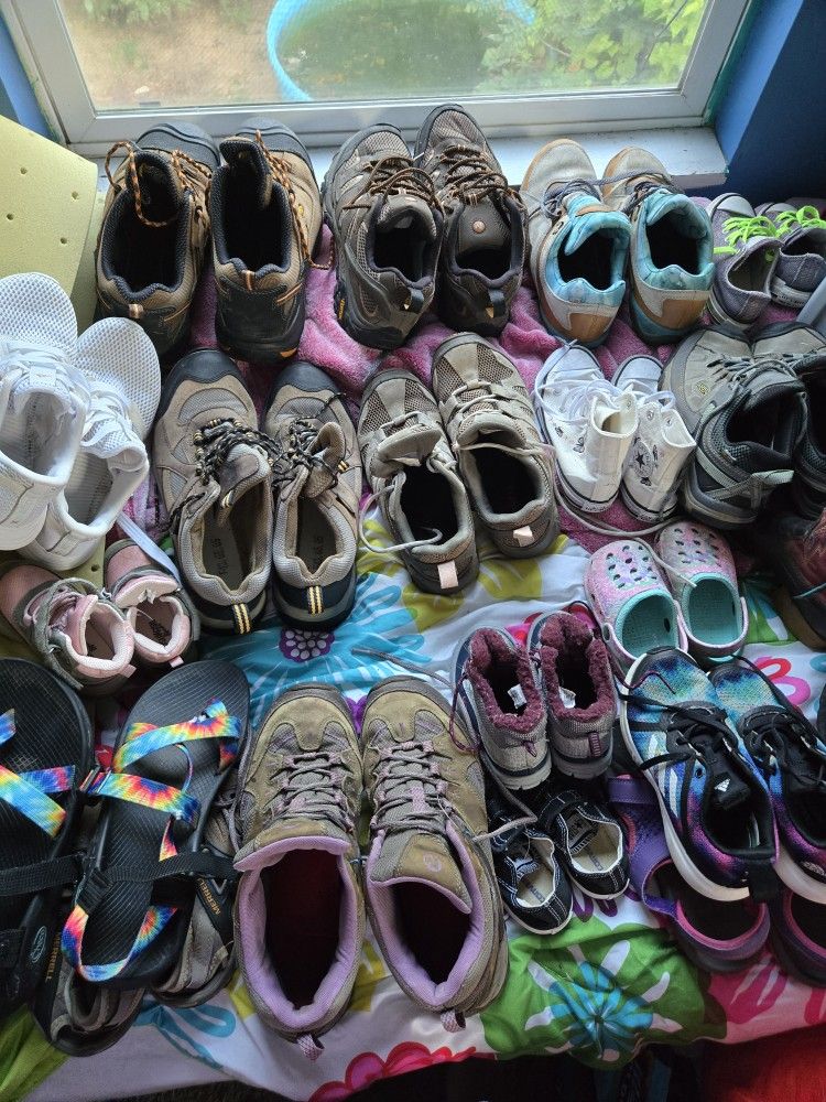 Garage SALE tons Of Shoes And Purses