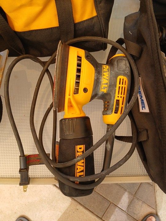Dealt Orbital Sander