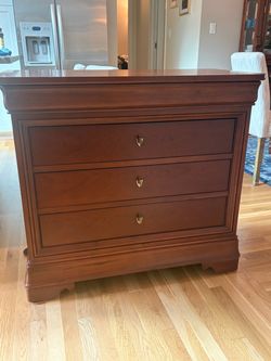 Set of 2 Thomasville Wood  Dressers