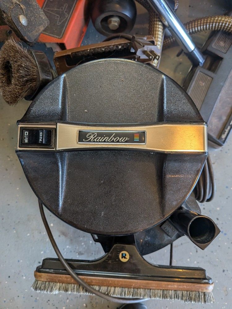 Rainbow SE Canister Vacuum – Works Great – Powerful Water Filtration S