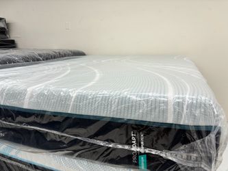 New queen Tempur-Pedic ProAdapt Medium Hybrid Mattress