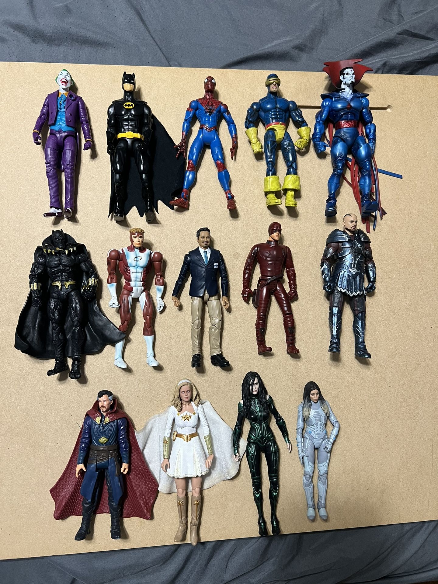 Lot of 14 superheroe action figures