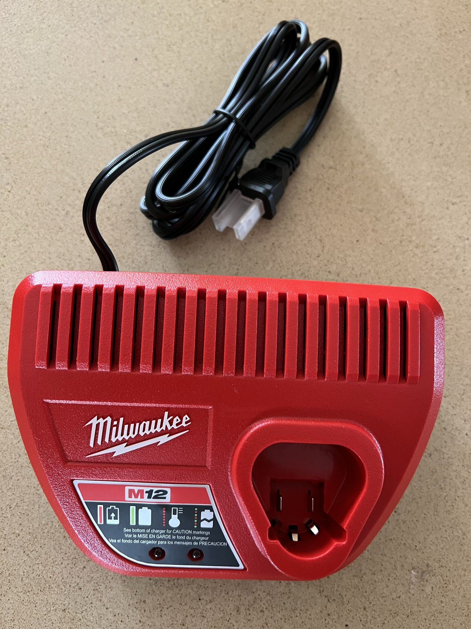 Milwaukee M12 Battery Charger - new / Nuevo