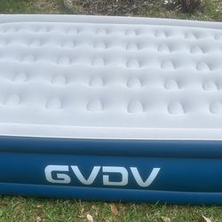 Queen 18” Blue GVDV Air Mattress w/ Built-In Pump Colchón Inflable Queen 18” Azul GVDV con Bomba Integrada