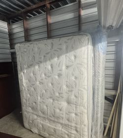 Queen mattress and boxspring