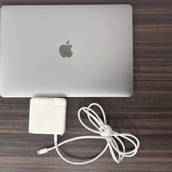 MacBook Pro– Excelente condición – Incluye cargador