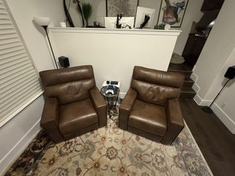 🔥 URGENT MOVING SALE – Leather Electric Recliners (Pair!) 🔥