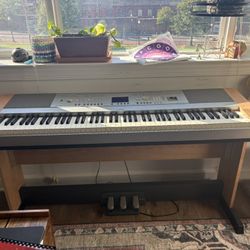 Yamaha DGX-640 Digital Keyboard (2010)