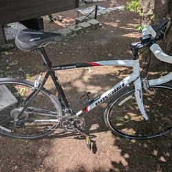Novara Strada Large Road Bike Shimano 105