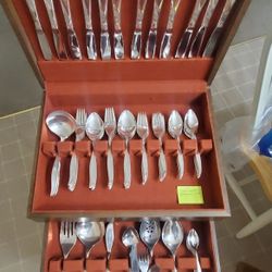 Oneida  - Silverplate Winsome silverware set + extra silverware  