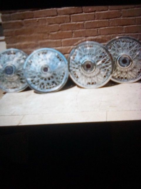 Chieftain Wire Wheel Hub Caps