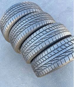 225-60/18 Goodyear Tires con 80% de vids las