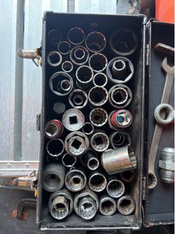 LARGE LOT OF SOCKETS WITH CASE