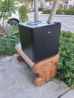 Sunbeam 1.7 cu. ft. Mini Fridge  17.3" W x 16.6" D x 19.1" H  LIKE NEW