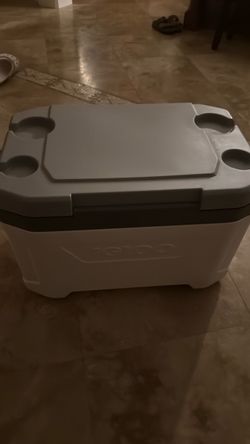 Igloo Cooler Latitude 52 with cup holders