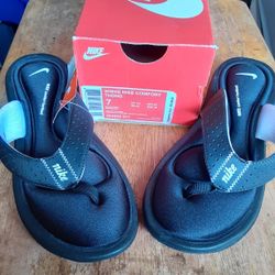 Woman's Nike Sandals