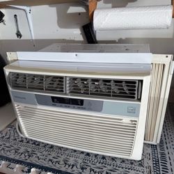 Midea MAW06R1BWT Room Air Conditioner AC 6,000 BTU 250 Sq Feet , in great condition working 