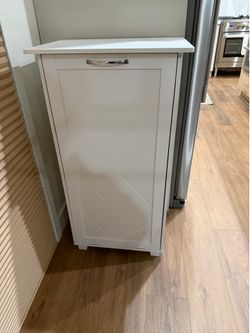 Trash can cabinet