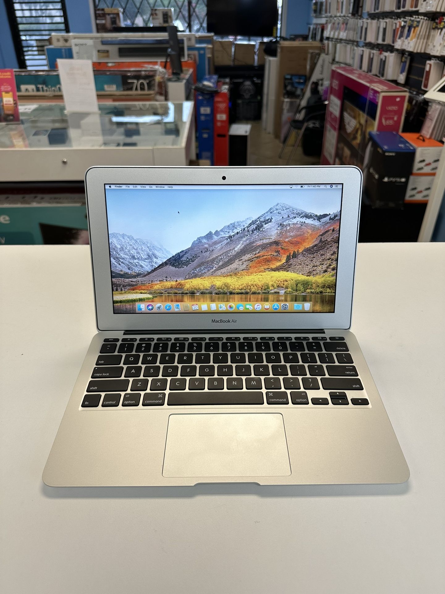 MacBook Air 8GB 256 GB i5 Excellent Condition