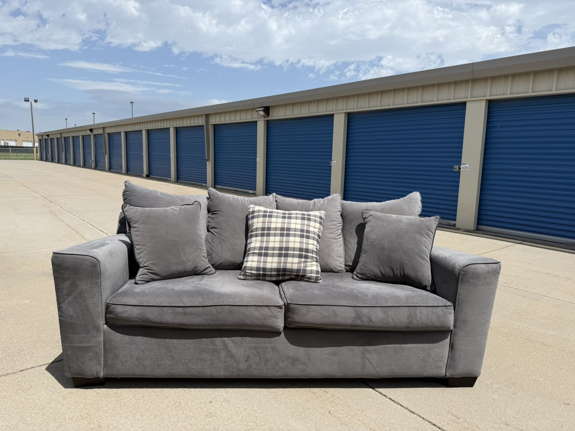 FREE DELIVERY 🚚🚛🚚 Beautiful Gray Couch
