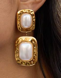 White Pearl Drop earrings - Gold