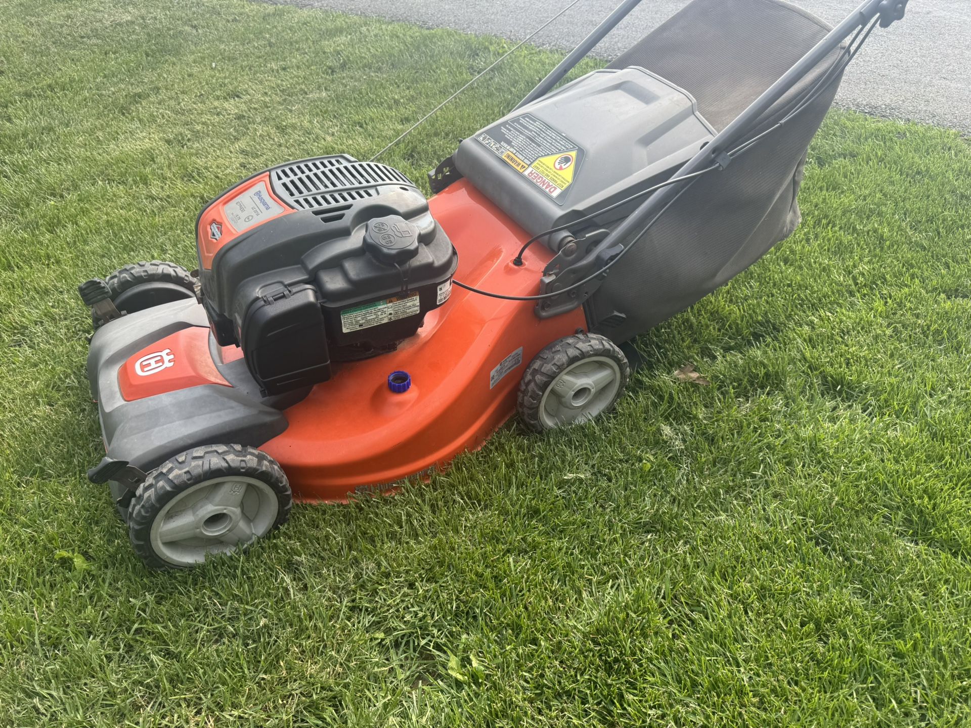 Husqvarna AWD Self Propelled Mower 163cc Engine With 21” Cutting Deck And Bag. Must Pickup