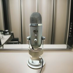 Blue Yeti USB Microphone PC Mac Gaming Recording Streaming Podcasting Studio