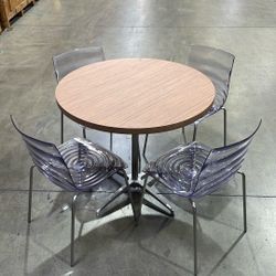 Small Dining Table With Chairs In Good Condition 