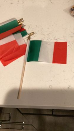 11 mini Italian flags