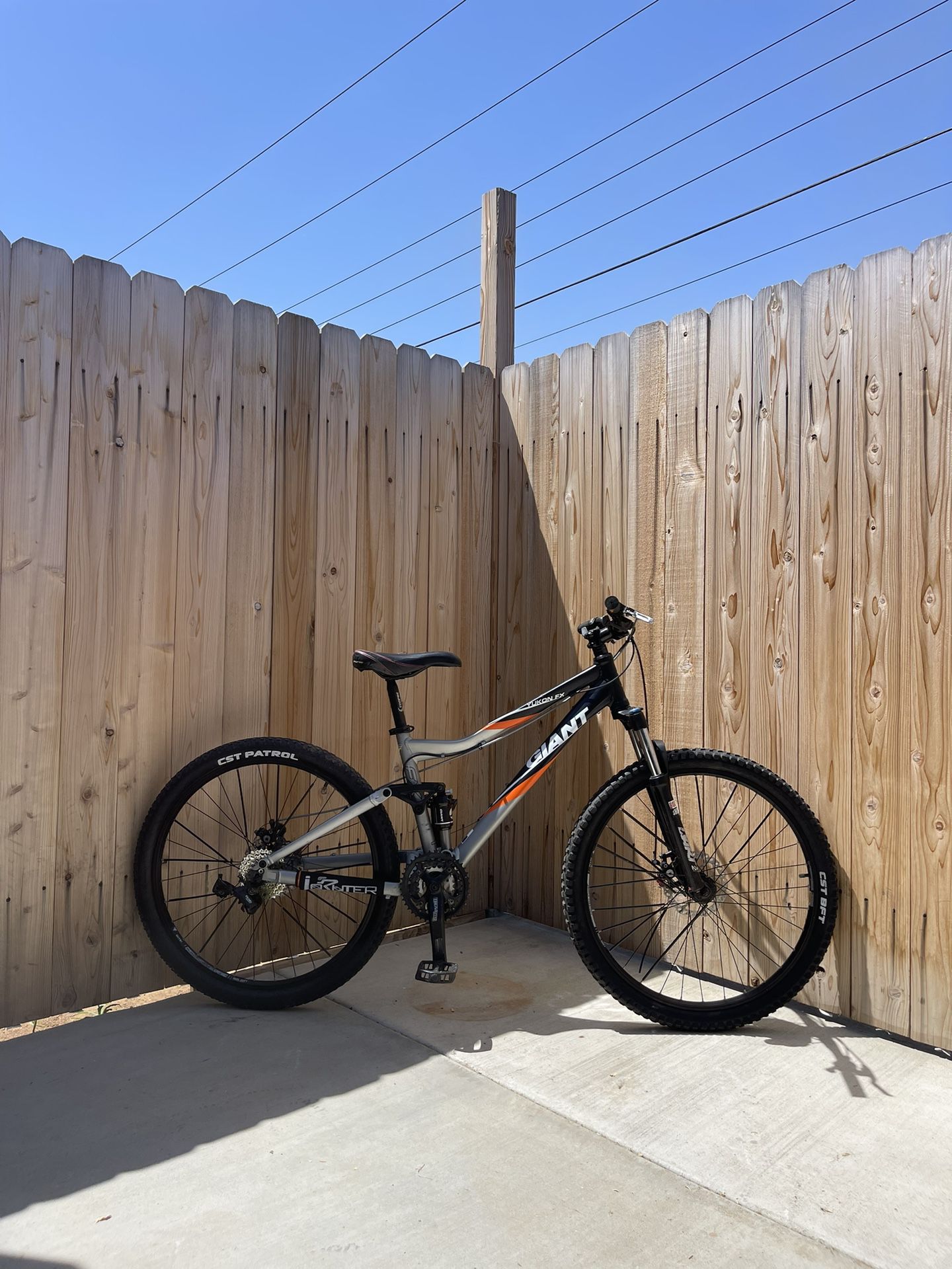 26 Inch Giant Yukon EX Full Suspension Mountain Bike Frame Size Small Need Some Work Open To Trades.needs a chain and the derailer connected 350 dolla