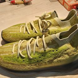 Lightly Worn Yeezy's, Not broken in, feel new, size 10.5