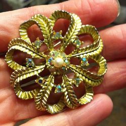 Beautiful Nice Size "Flower" Aurora Borealis Stones Gold Tone Pin Brooch. 