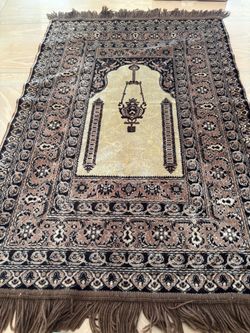 Small Rug: Clean & Beautiful Design, Like New