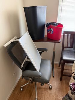 Desk rolling chair