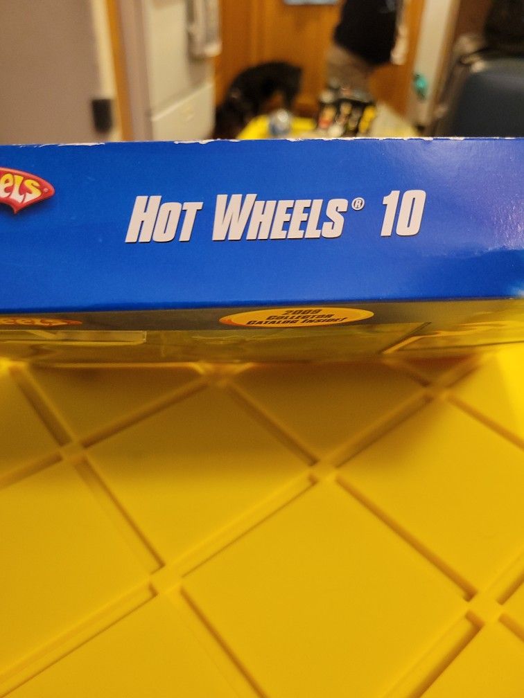 Hot Wheels 10 W/2009 Collector Catalog Inside And Exclusive Decoration