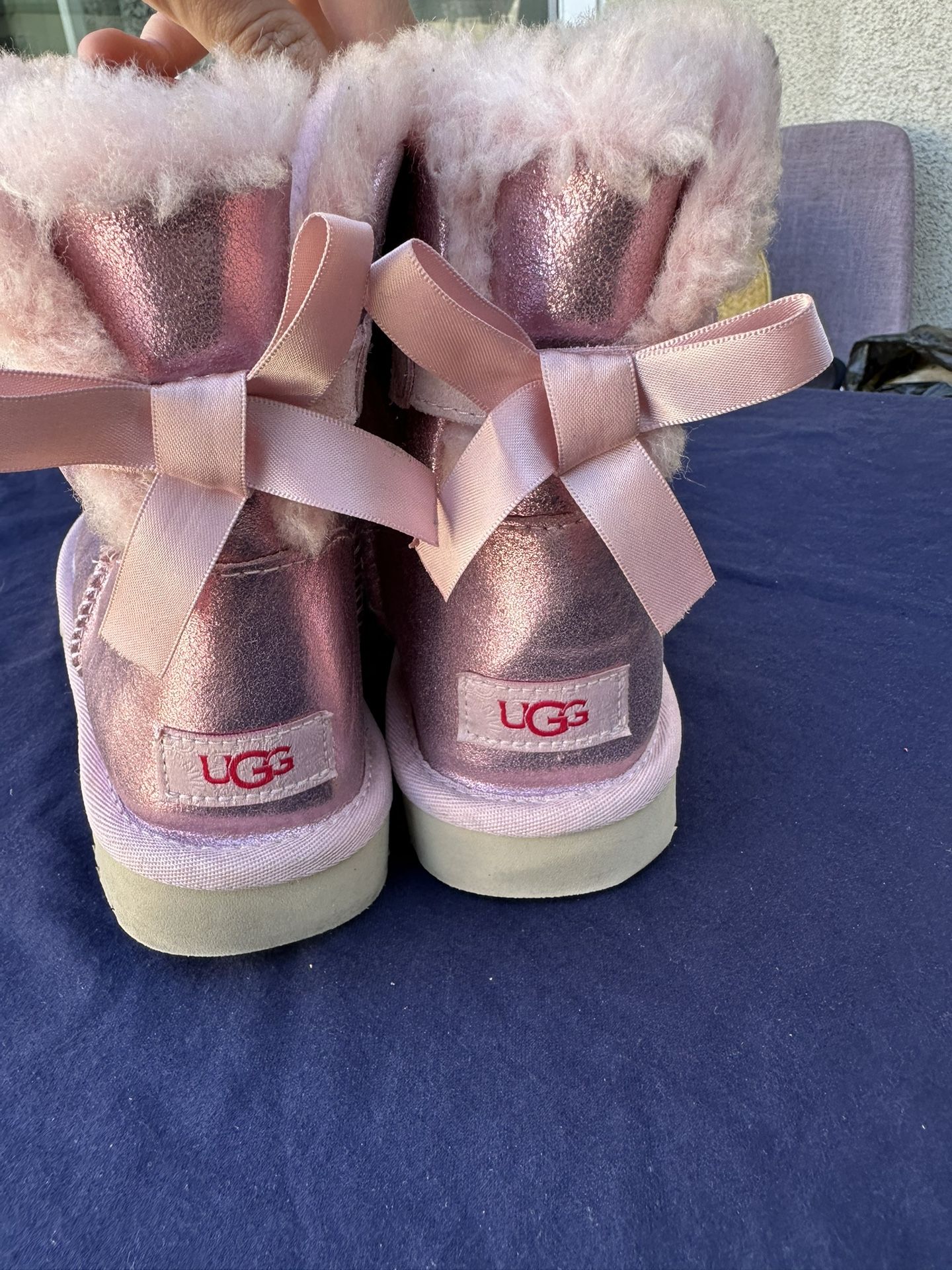 UGG Women's Mini Bailey US7 Pink Gliter Sparkle Sheepskin Lined Bow Short Boots