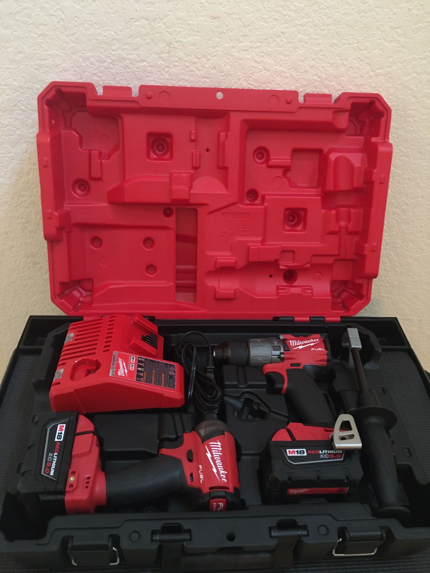 MILWAUKEE M18 FUEL BRUSHLESS HAMMER DRILL/ IMPACT DRIVER KIT (2) BATTERIES/ CHARGER