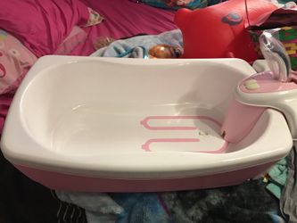 Baby girl bath tub