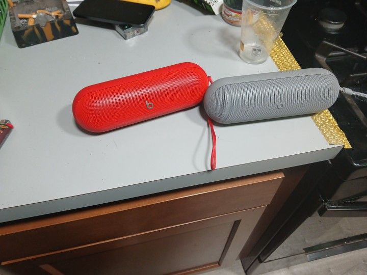 Beats Pill Stereo Set