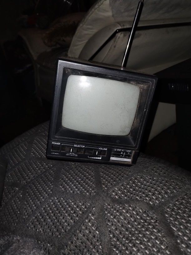 Rare Vintage Small Portable Hyundai Tv
