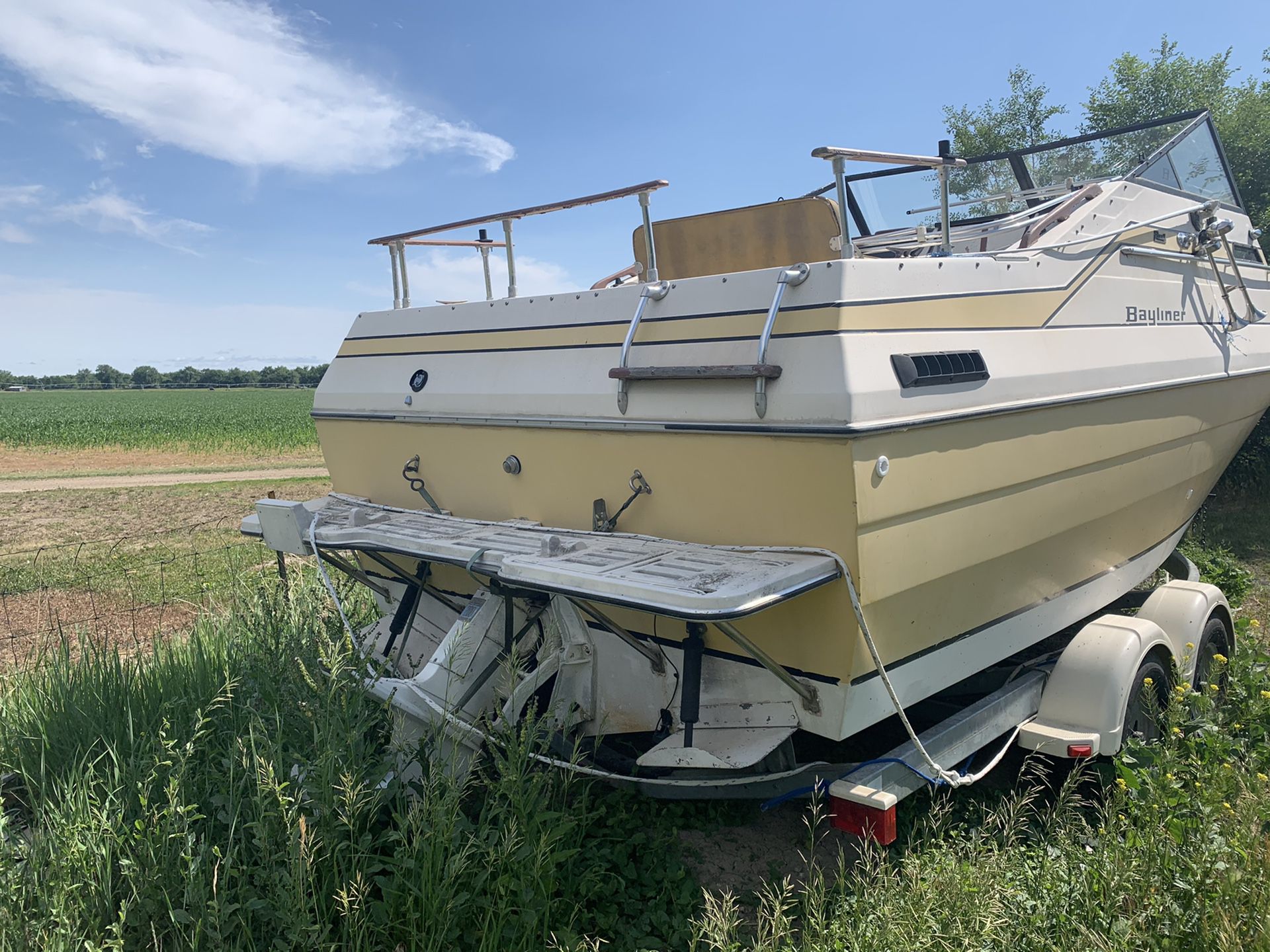 Photo 18 ft Bayliner Skaget boat and trailer.