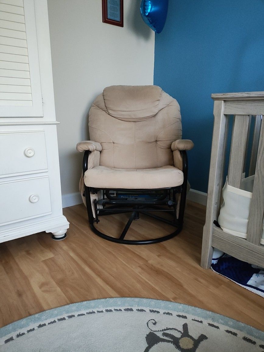 ***Price Reduced*** Swivel Recliner for Sale 