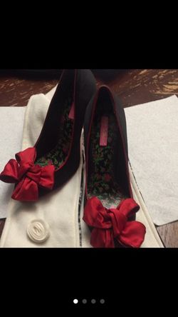 Betsy Johnson size 9 but it's for a 8-81/2 in really good condition